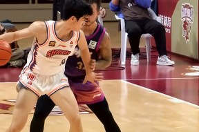 开云体育官方网址-欧篮联赛程吃紧，金州勇士清晨手感冰凉，赛场秩序良好，细节决定成败(金州勇士鲁尼个人资料)